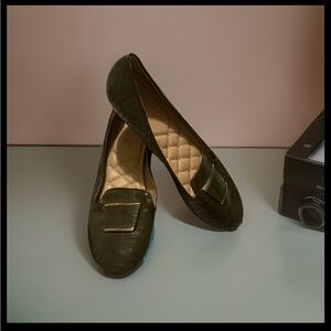 Victoria K Textured Crocodile Olive Green Loafer Flats W/gold Bar Accent Sz 8.5